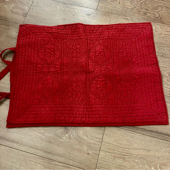4 Pottery Barn Red Hanna Linen Blend shams , Floral Quilted Ties enclosure - Picture 3 of 10